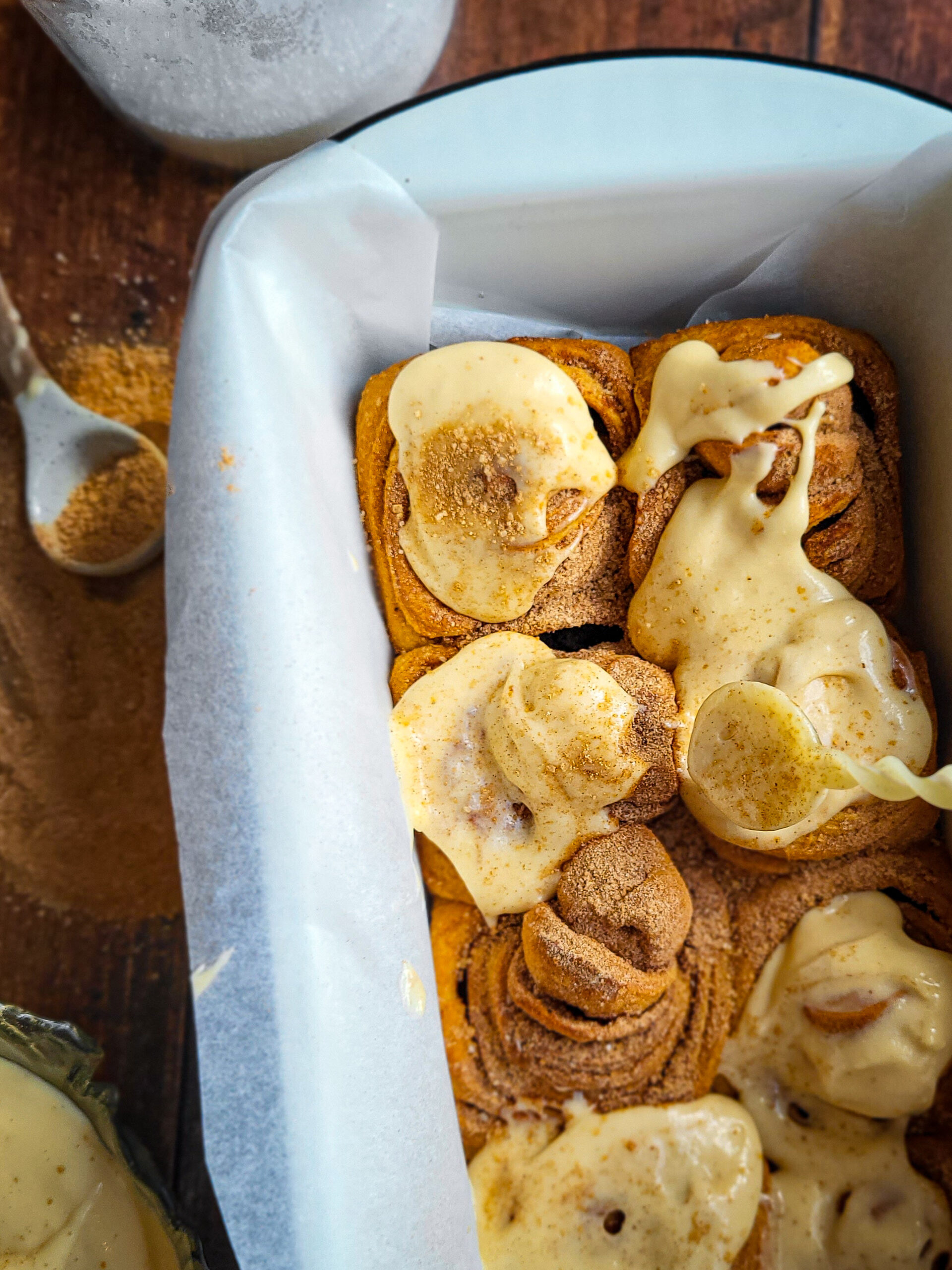 Chai Rolls met romig koffieglazuur