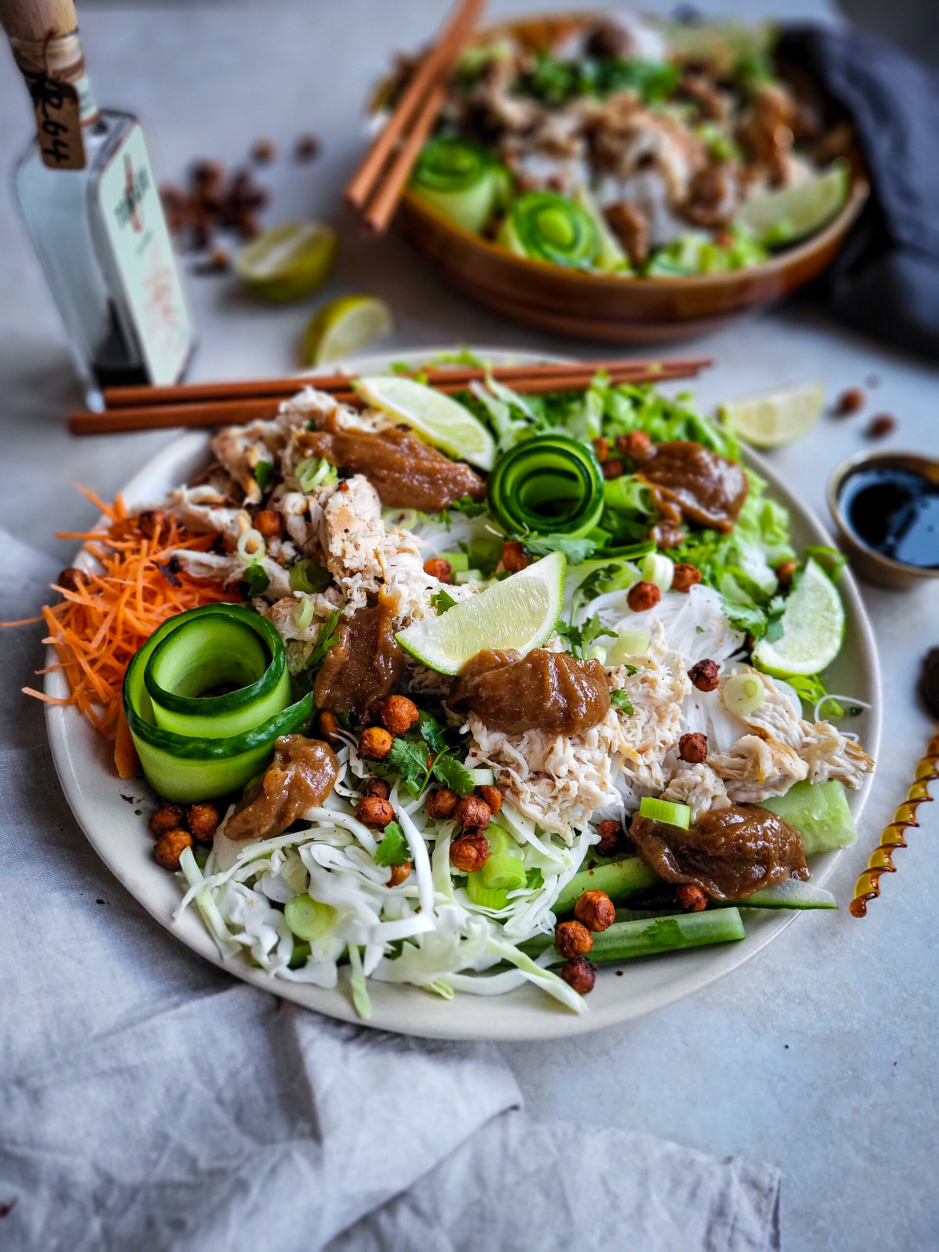 Pulled chicken noedelsalade met zelfgemaakte hoisinsaus