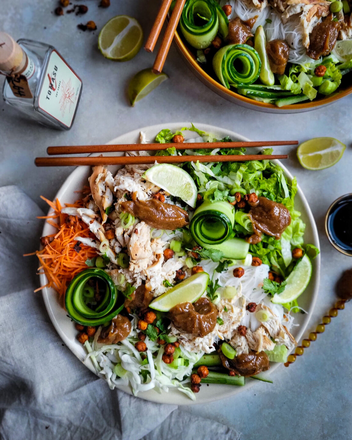 Pulled chicken noedelsalade met zelfgemaakte hoisinsaus