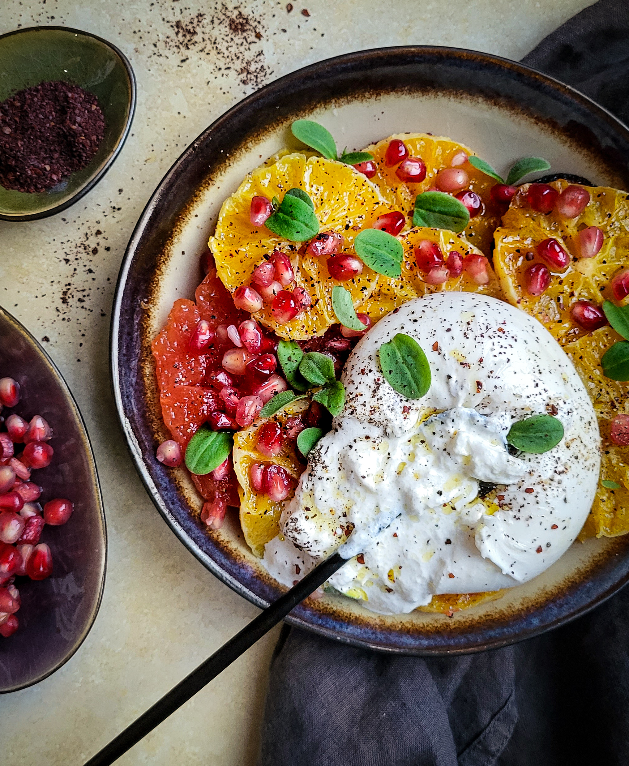 Geroosterde sinaasappel met buratta