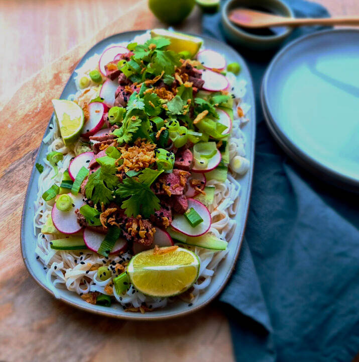 Aziatische biefstuksalade met noedels