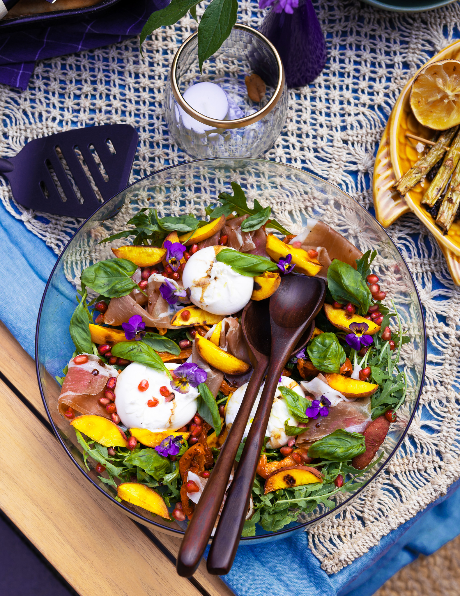 Zomerse perziksalade met burratini