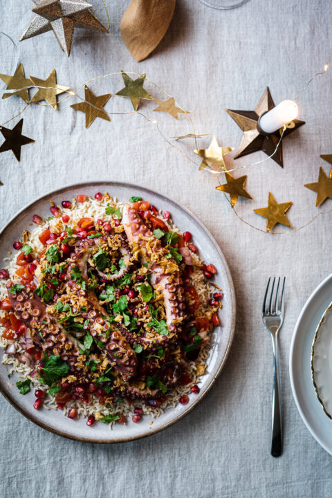 Gegrilde Pulpo Tentakels met Rijst, Tomaat, Groene Kruiden en Gebakken ui