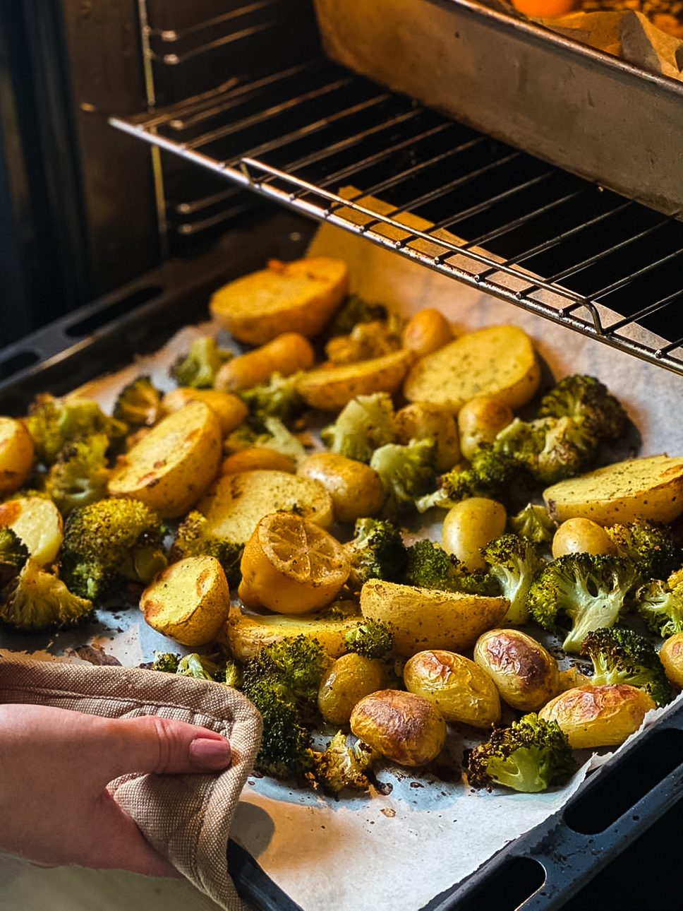 Geroosterde citroenaardappelen met, broccoli, lente kruiden en burratini