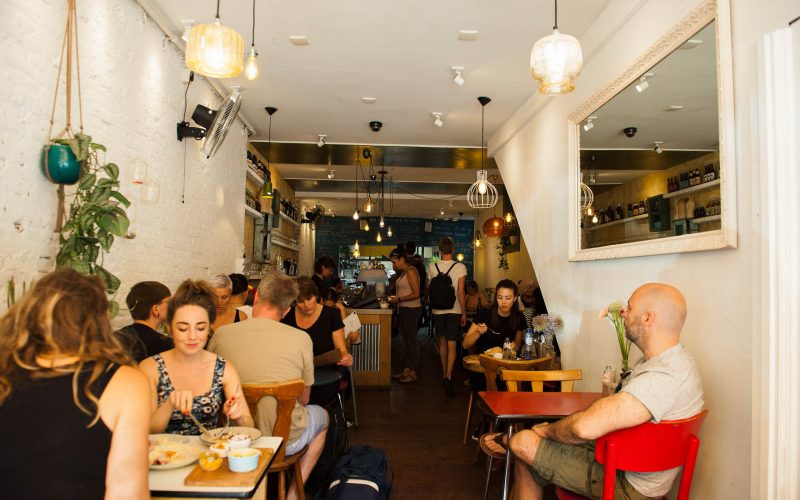 Twee locaties in Amsterdam voor de allerlekkerste hummus!