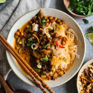 Rode Curry met Geroosterde Kikkererwten, Kip en Gebakken Kokos-Knoflook